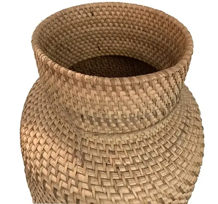 Vase af rattan i natur farve closeup