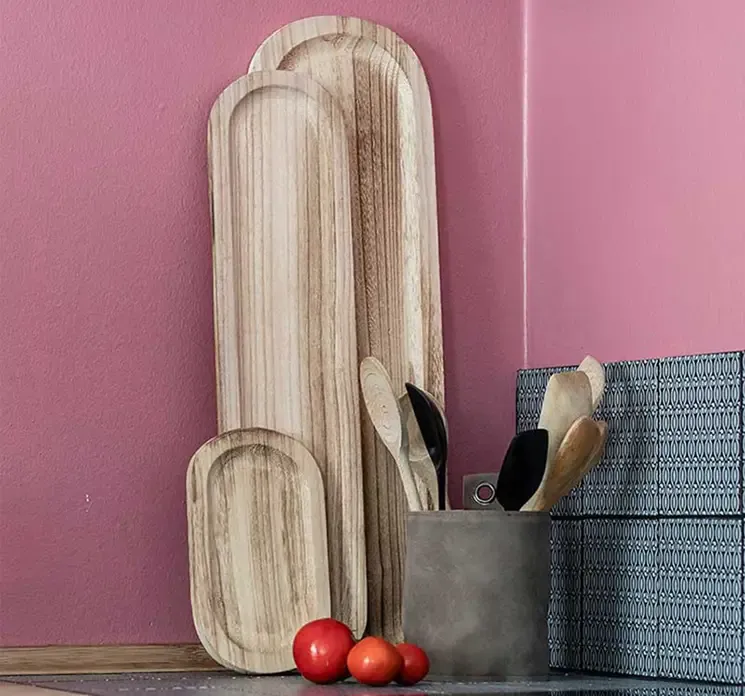 Fad af træ til dekoration i naturfarvet vist i køkkenmiljø