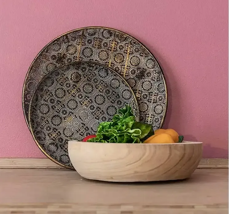 Fad rundt til dekoration af træ i natur farve vist i køkkenmiljø med kunstige frugter i fadet