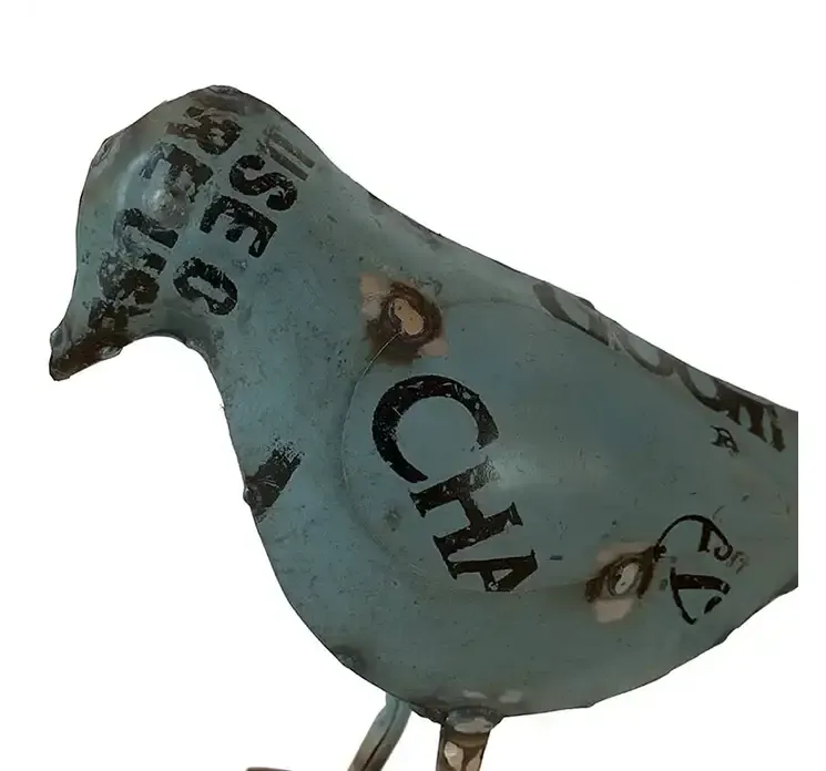 Kunstig fugl af genbrugsmetal til dekoration closeup