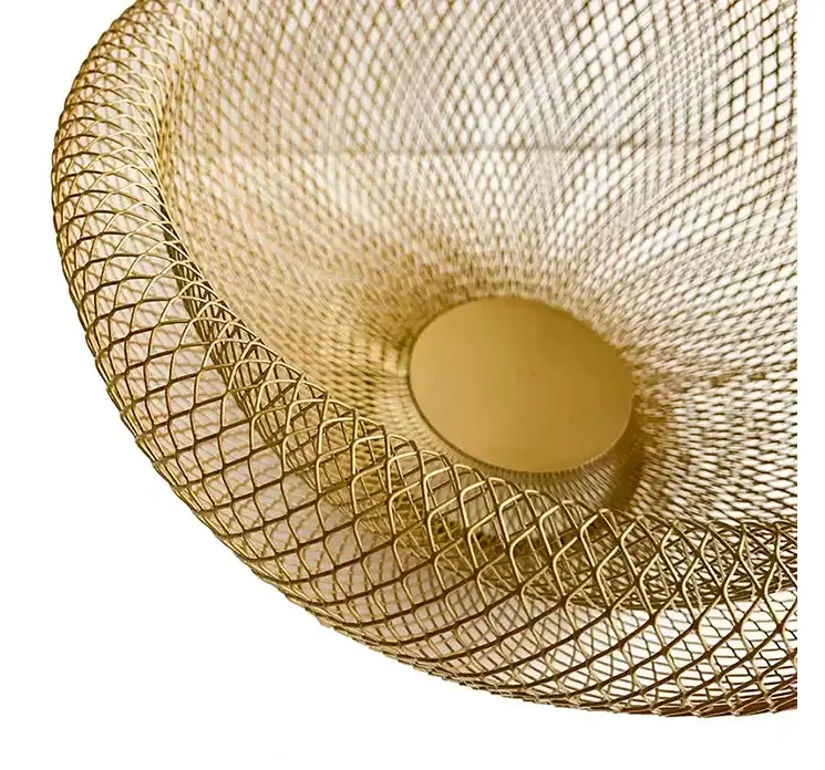 Skål i guld metal til dekoration closeup