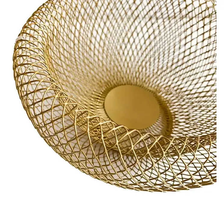 Skål i guld net af metal closeup
