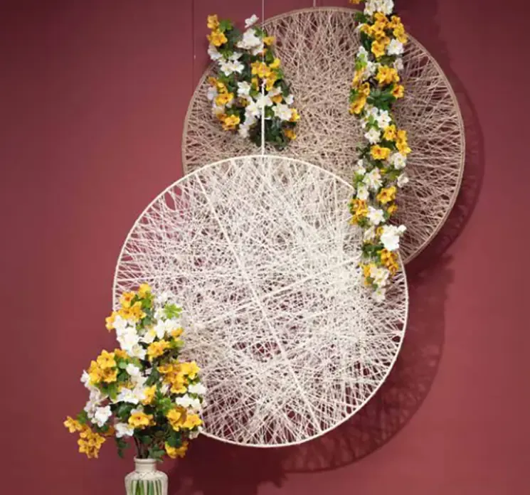 Dekorationsringe af jute i naturfarvet og brun med ophæng vist i miljø