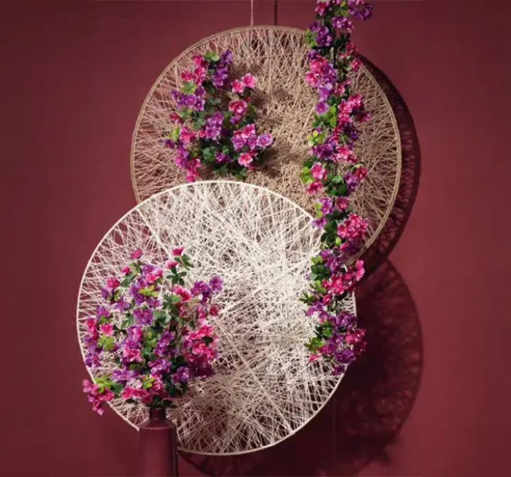 Dekorationsringe af jute i naturfarvet og brun med ophæng vist i miljø