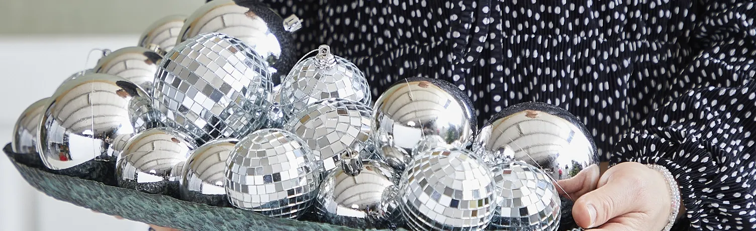 Flotte dekorerede julekugler der ligner små disko kugler