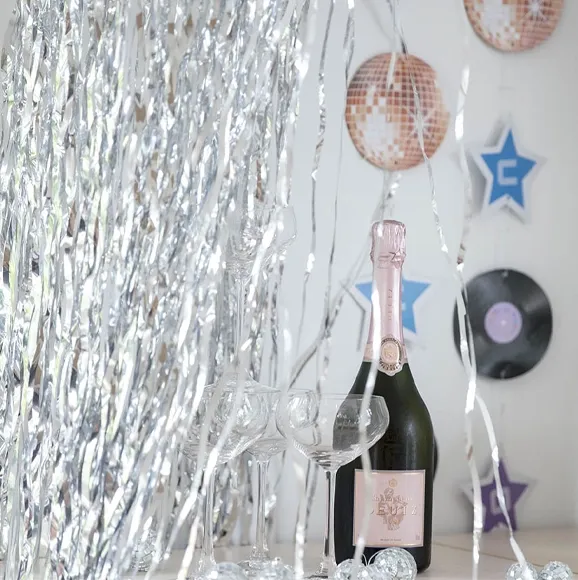 Disko festpynt med tinsel i sølv