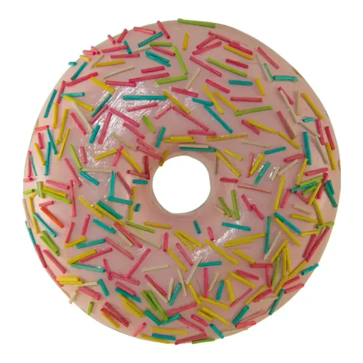 Donut, 20x5cm, m/ glasur og krymmel, kunstig kage – Brøndsholm