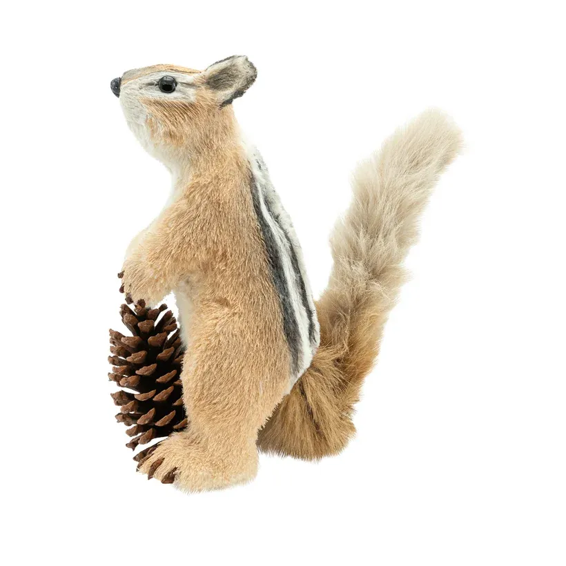 Stående egern med grankogle, 30x29x15 cm – Brøndsholm