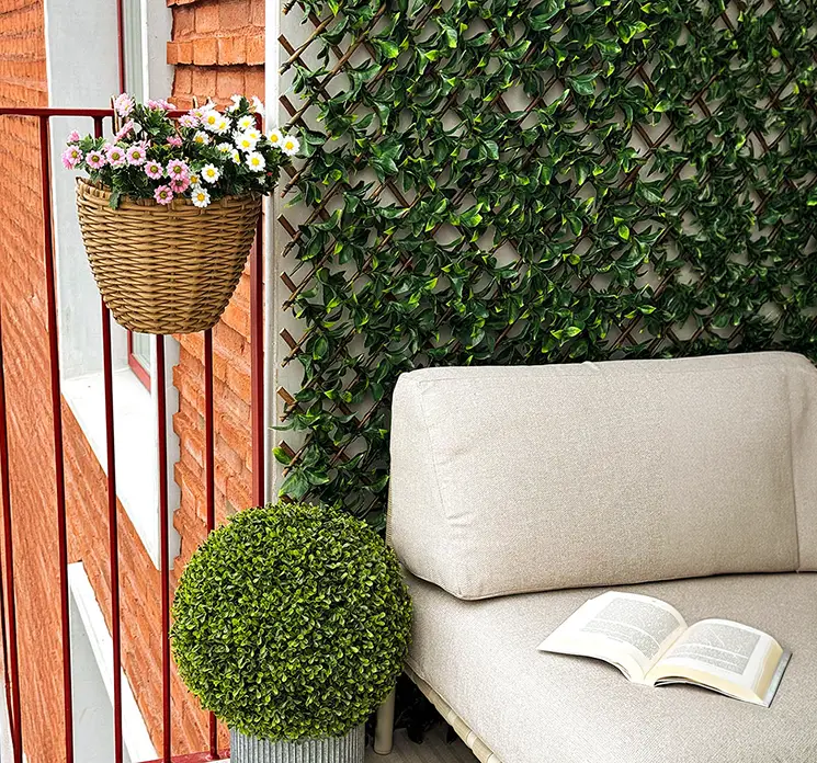 Espalier af kunstig plante af uv-beskyttet plast i grøn 90x180cm vist op ad væg på altan