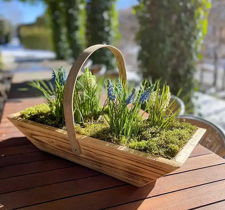 Perlehyacint i potte kunstig blomst af plast i hvid 3cm vist i træfad