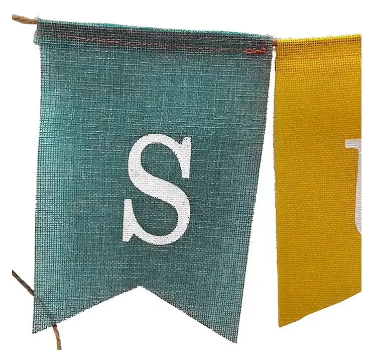 Flag guirlande af stof multifarvet med tekstn SUMMER closeup