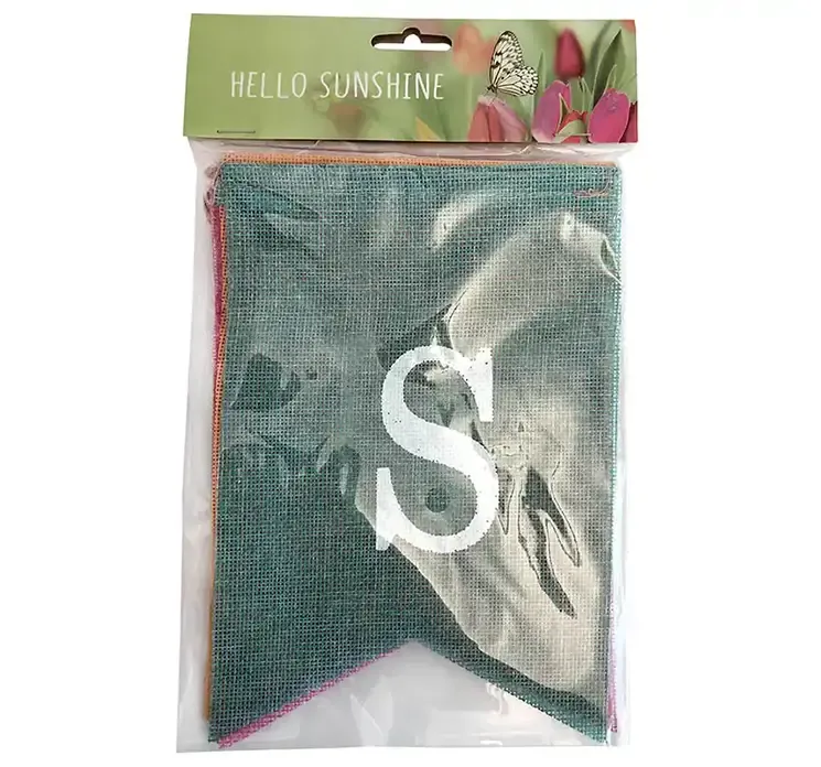 Flag guirlande af stof multifarvet med tekstn SUMMER  vist i pose