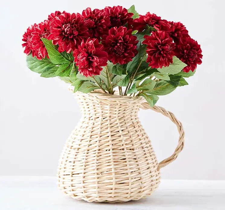 Dahlia også kaldet georgine af plast i bordeaux, kunstig blomst vist i flettet vase