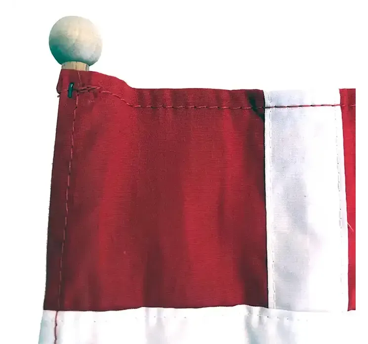 Flag af stof Dannebrog på træpind closeup