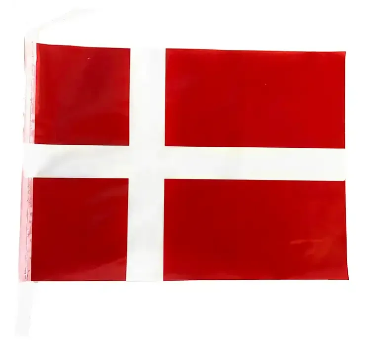 Flagguirlande af plast med dannebrogsflag i rød og hvid, 4m