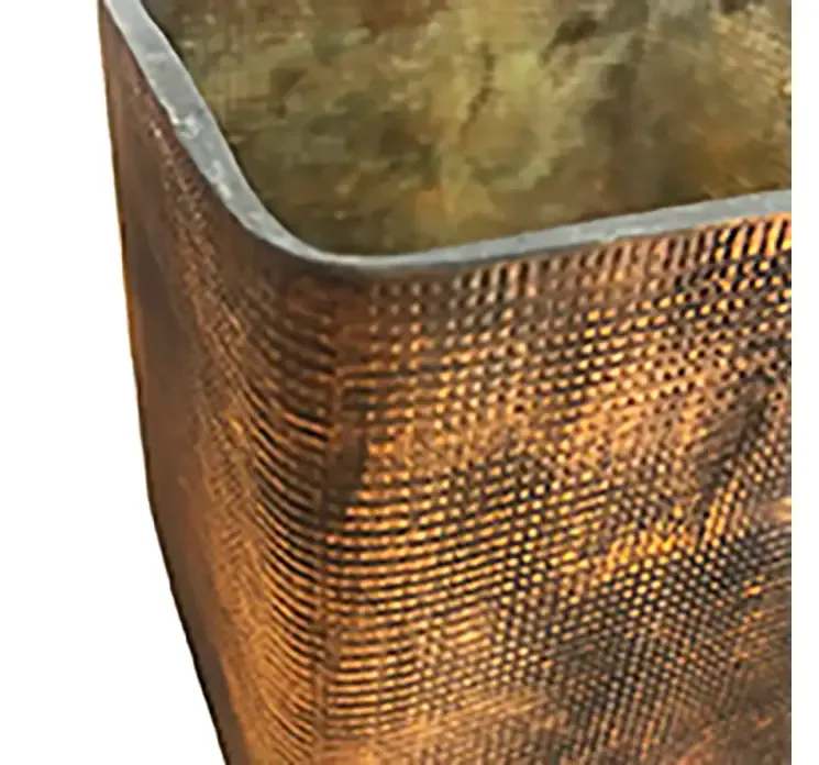 Fyrfadslys holder i firkantet glas i guld farvet closeup