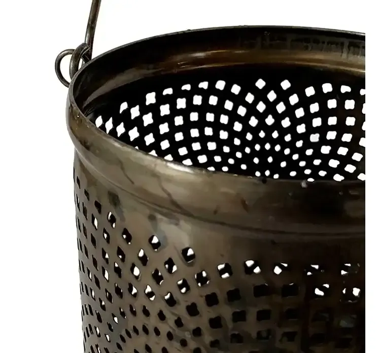 Fyrfadsholder af metal med hank closeup