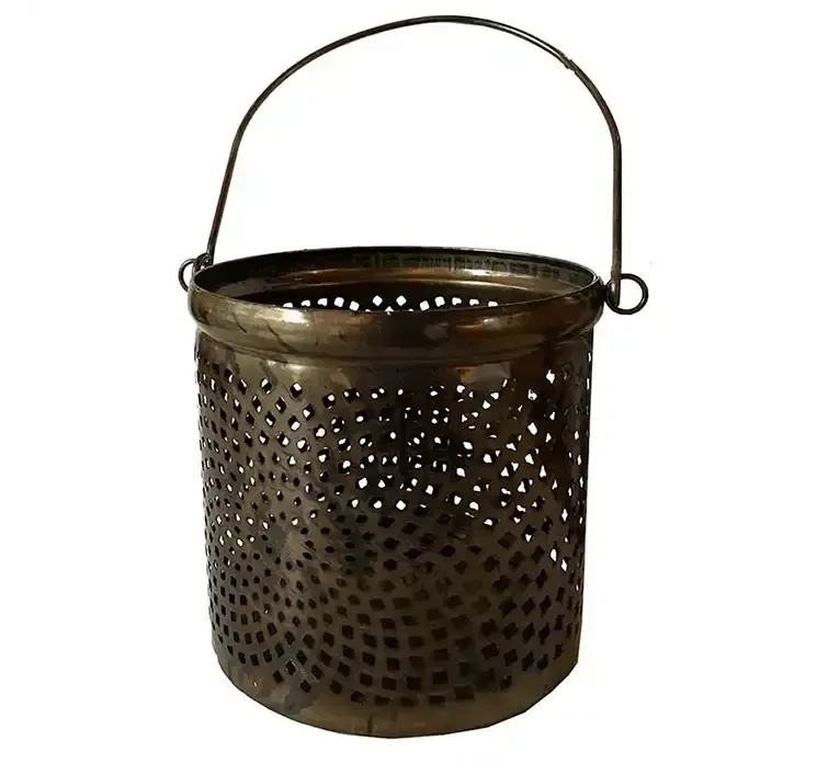 Fyrfadsholder i metal med hank