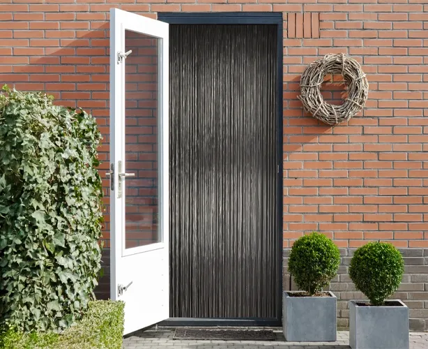 Dør med sort trådgardin der beskytter mod insekter