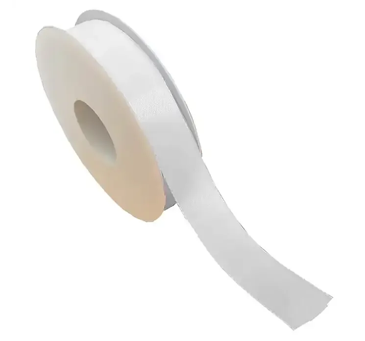 Gavebånd med sømkant i hvid taft