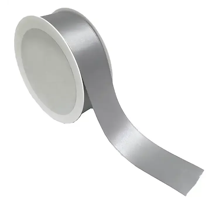 Gavebånd med sømkant af taft i sølv farvet