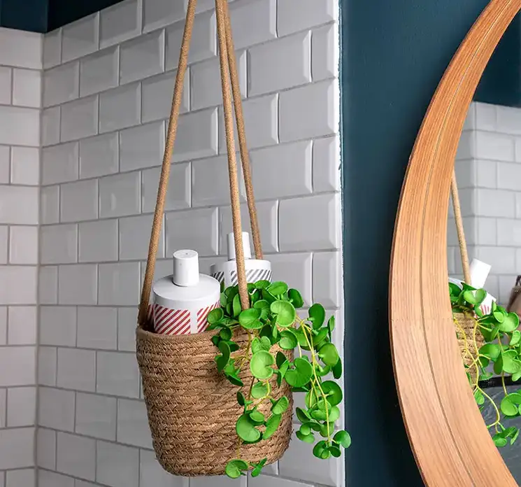 Hængekurv af jute vist på badeværelse med hårprodukter