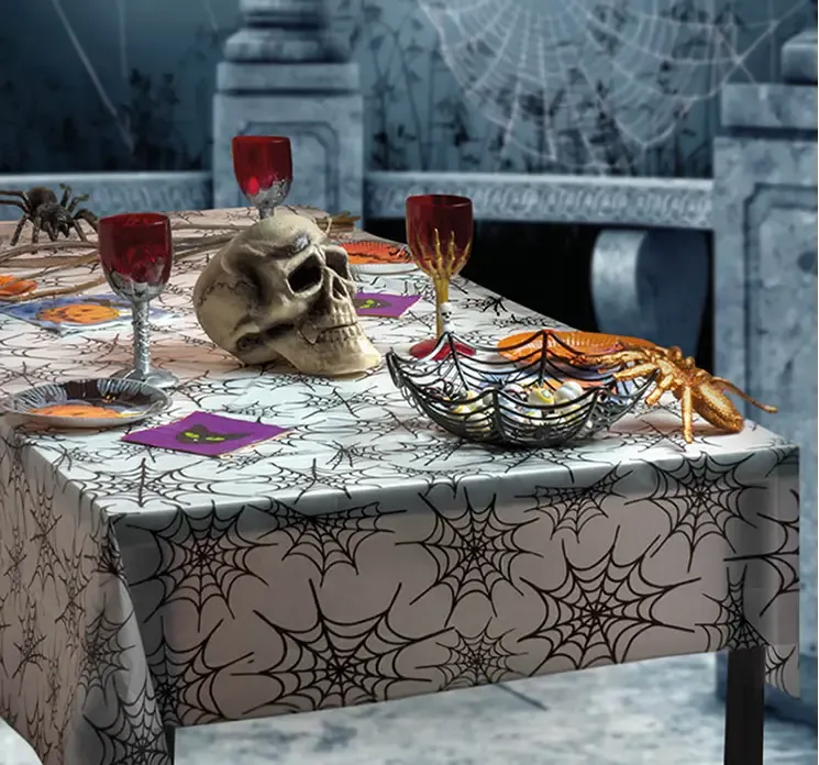 Halloween dug af polyester med edderkoppespind motiv i sort og hvid vist i miljø med Halloween pynt på bordet