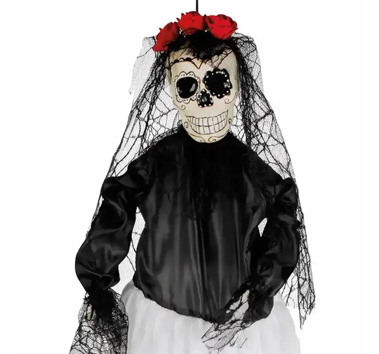 Brude skelet med ophæng til halloween af plast og stof closeup