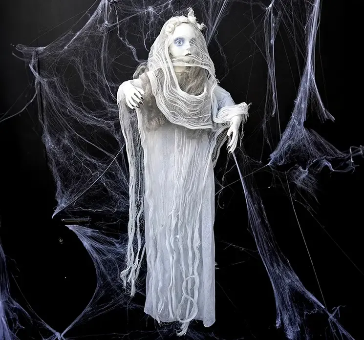 Spøgelsesbrud til halloween af stof og plast vist i miljø med spindelvæv