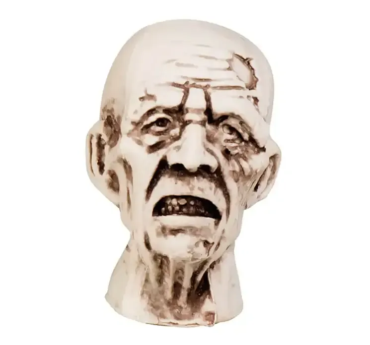 Zoombie hoveder af plast til halloween dekoration closeup
