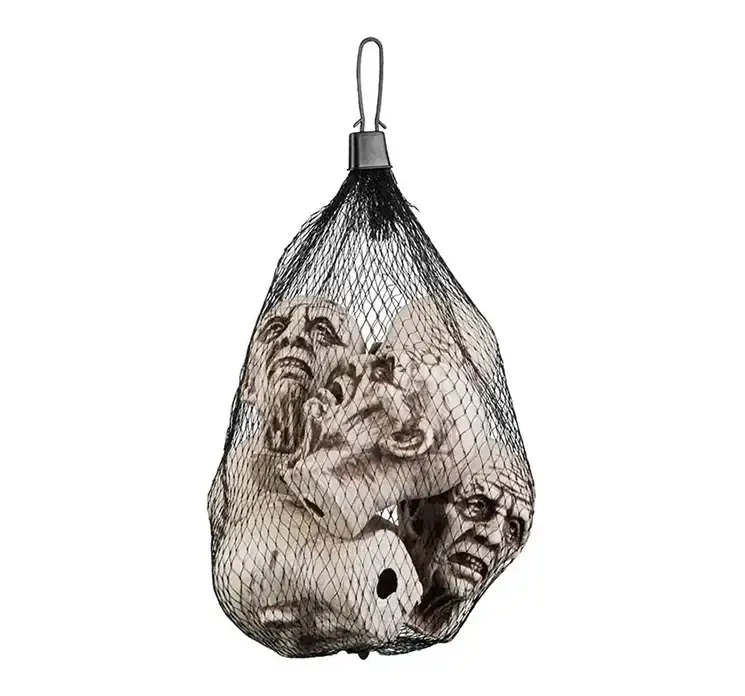 Zoombie hoveder af plast til halloween dekoration i netpose