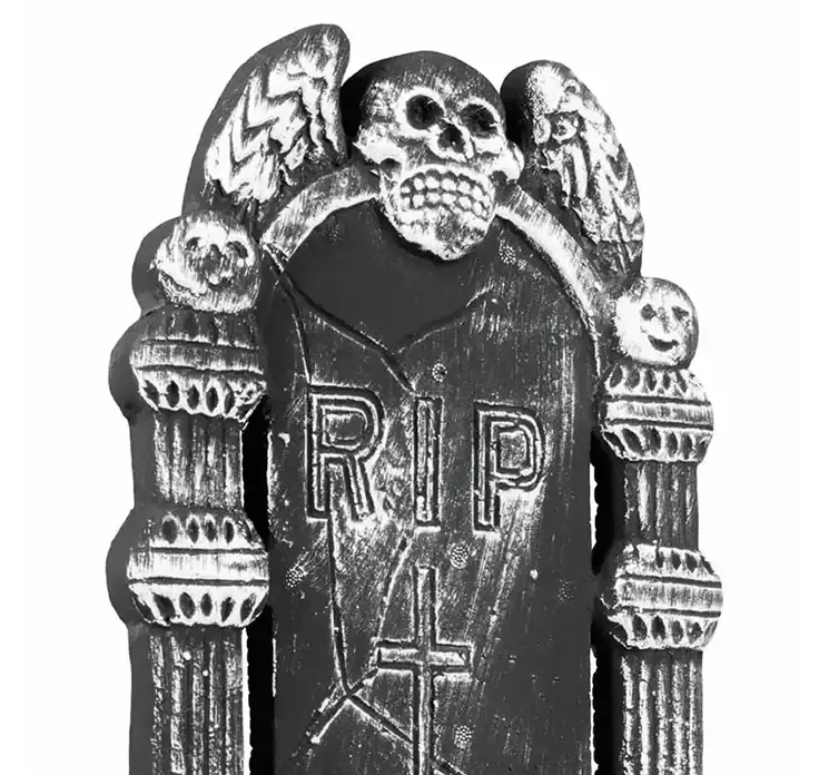 Gransten med RIP skrift og kranie af flamingo, halloween dekoration closeup