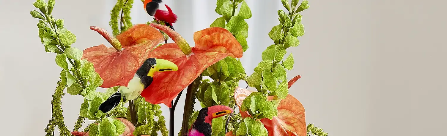 Brøndsholm - jungle/Hawaii - kunstig molucella og anthurium - dekorative tukaner