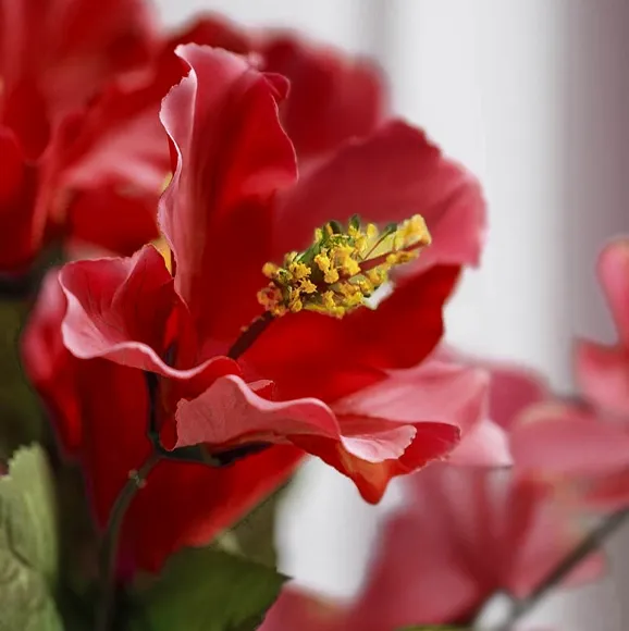 Kunstig hibiscus blomst i flot rød farve
