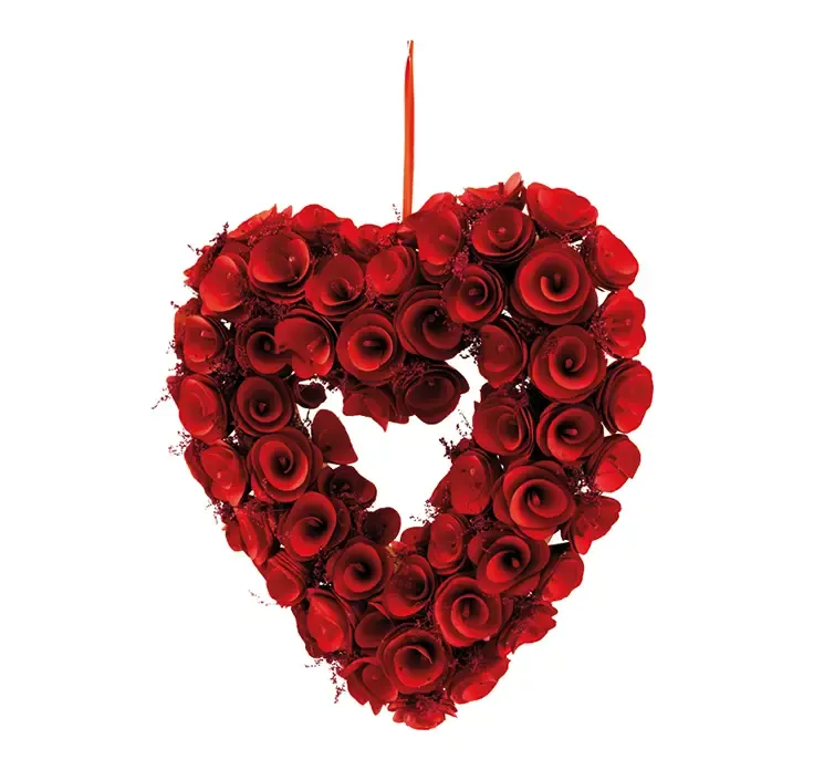 Hjerte med kunstige røde roser af plast