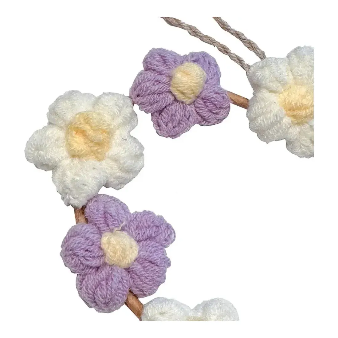 Hjerteophæng med små stofblomster i hvid og lilla closeup