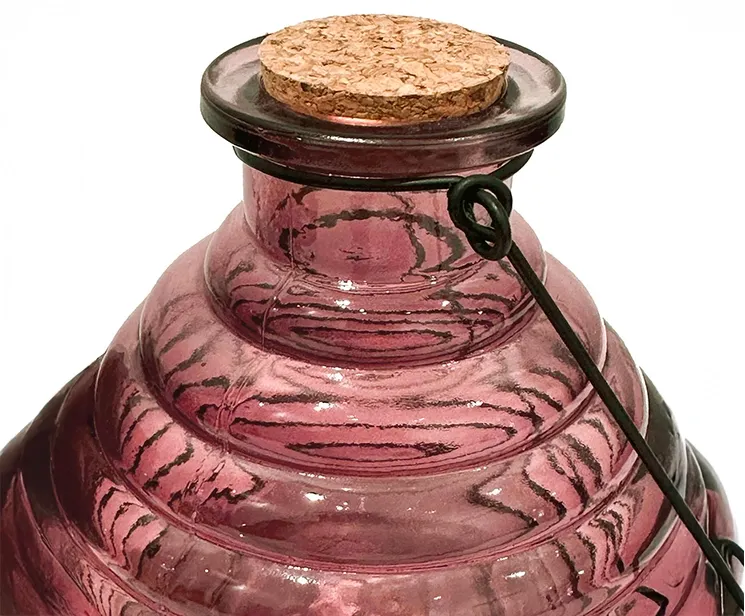 hvepsefanger i blommefarvet glas med korkprop til ophæng closeup