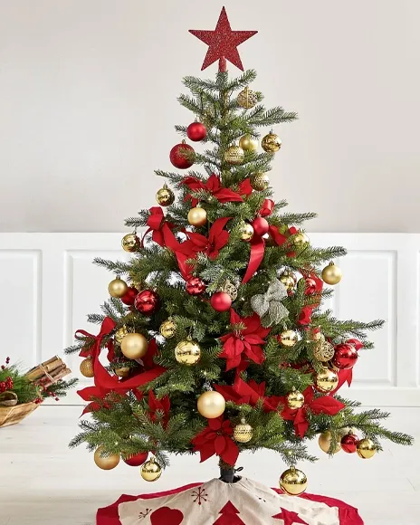 kunstig grandis juletræ med julekugler i rød og gul og fine røde sløjfer