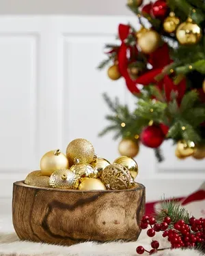 Træskål med julekugler i guld i flere varianter