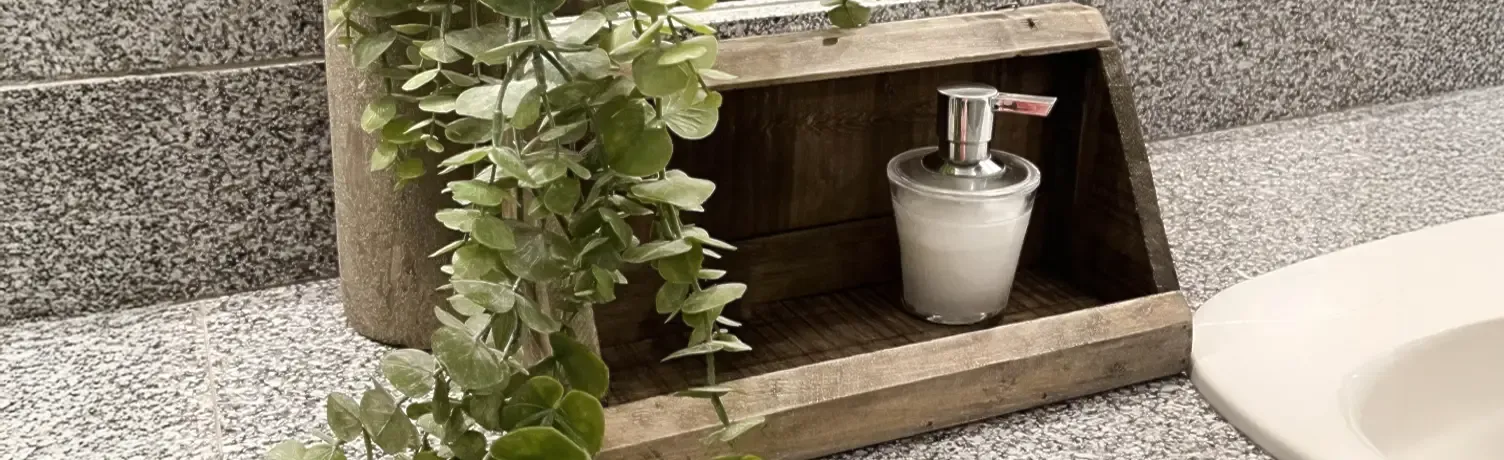 Lille træhylde brugt som på toilet med en sæbeholder