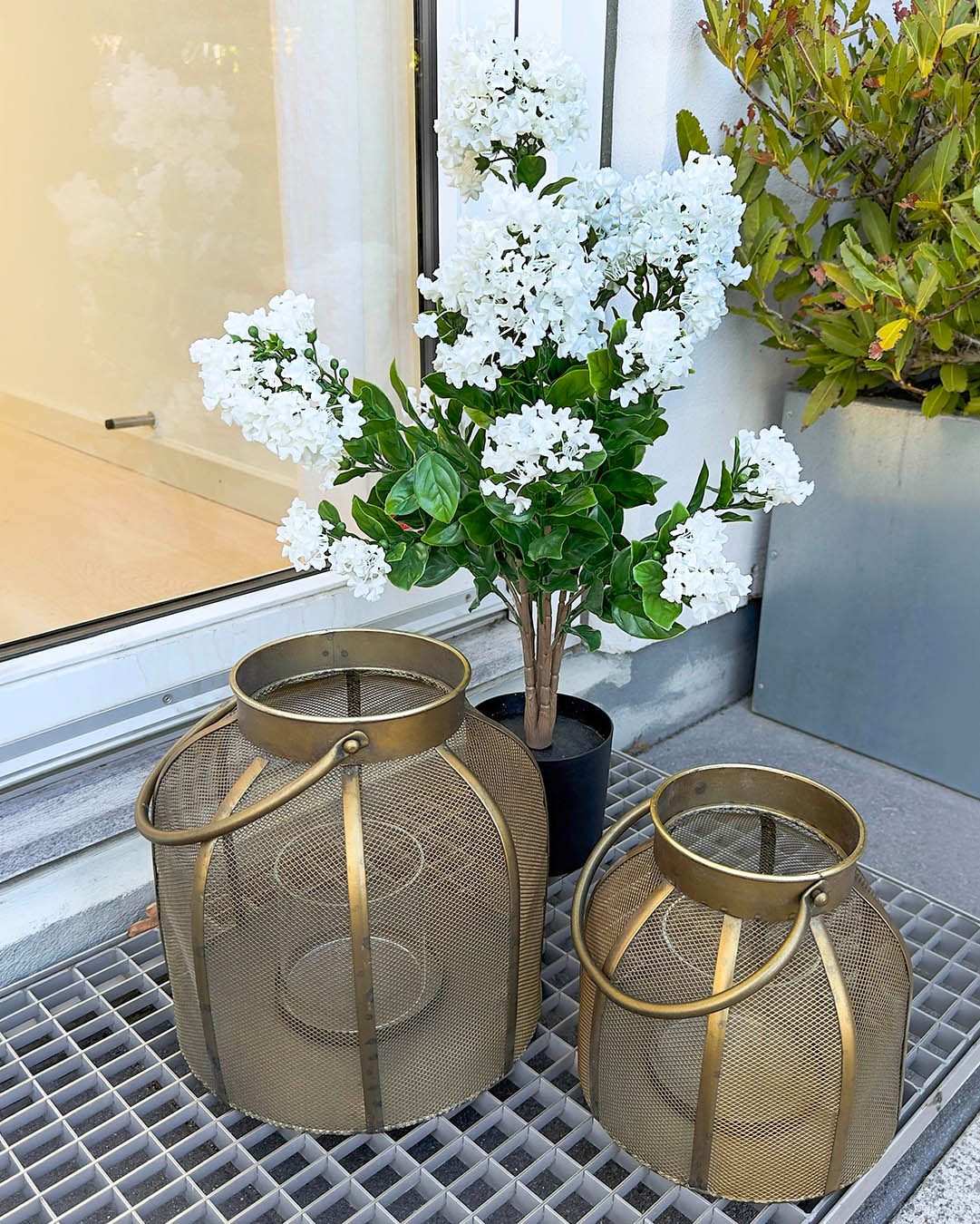 Detaljer, der skaber stemning ✨
Mix lanterner i forskellige størrelser og farver. Skab et roligt, elegant udtryk både ude og inde. Perfekt til lune aftener, hvor indretningen gerne må føles lidt ekstra hyggelig.🏮
Gem opslaget til din næste terrasse- eller boligopdatering.😉

#brøndsholm #lanterne #lanterner #boligindretning #udeliv #terrasseinspiration #sommerstemning #nordichome #indretningsinspiration #hyggeligthjem #homedecor #boligdetaljer