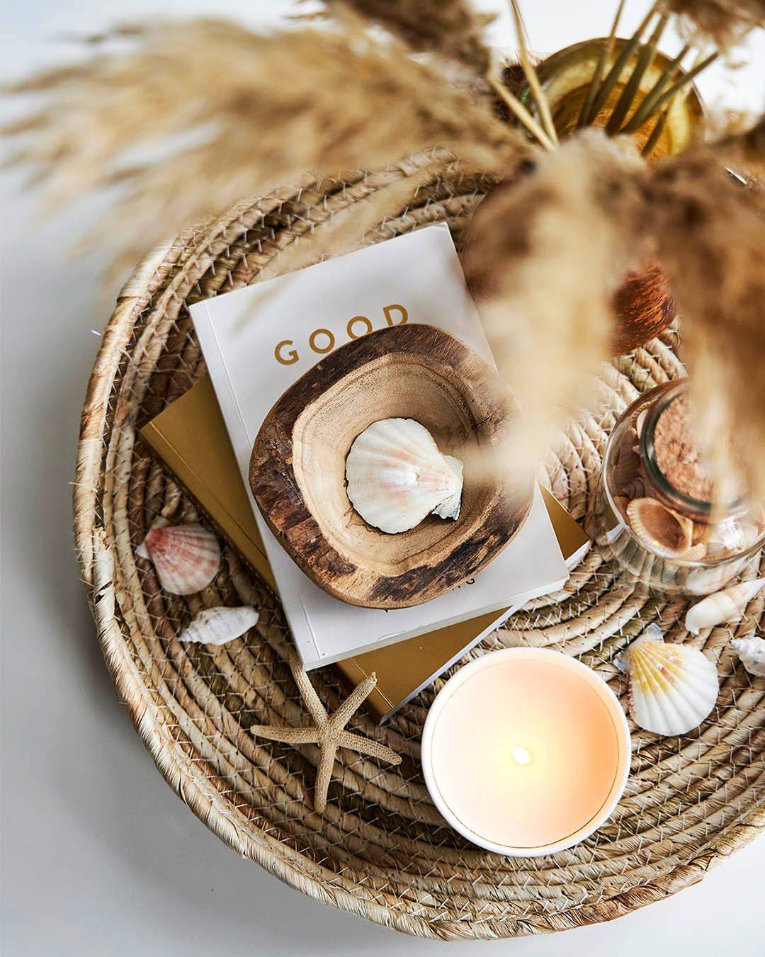 Sommer på bordet 🐚
Strandskaller, bløde former og et let boheme-udtryk der er inspireret af sol, strand og langsomme dage.
👉Gem til sommerinspiration

#brøndsholm #sommerstemning #strandskaller #sologstrand #sommerstemning #muslingskaller #maritimstemning #sommerinspiration #sommerpynt