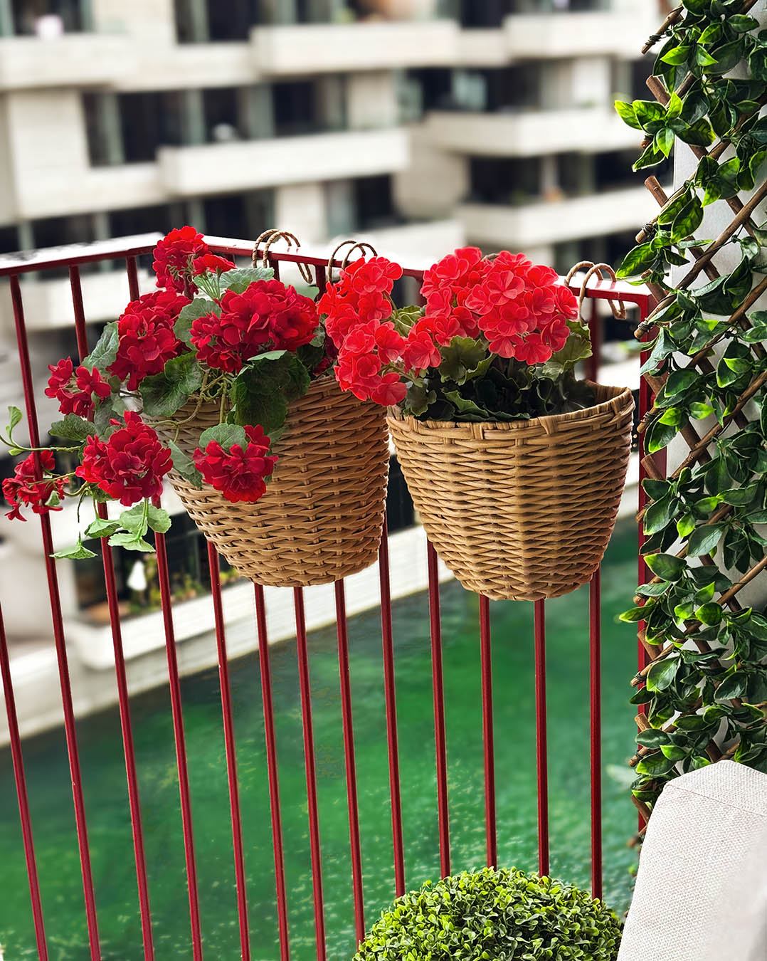 Det er ved at være tid til at friske altanen op med smukke blomsterkurve. De er foret med plast, så de kan bruges både til levende blomster og til kunstige, UV-beskyttede blomster.🌸
De kommer i sæt á to, og fås i tre farver.

#brøndsholm #kurve #altankurve #altankasse #kunstigeblomster