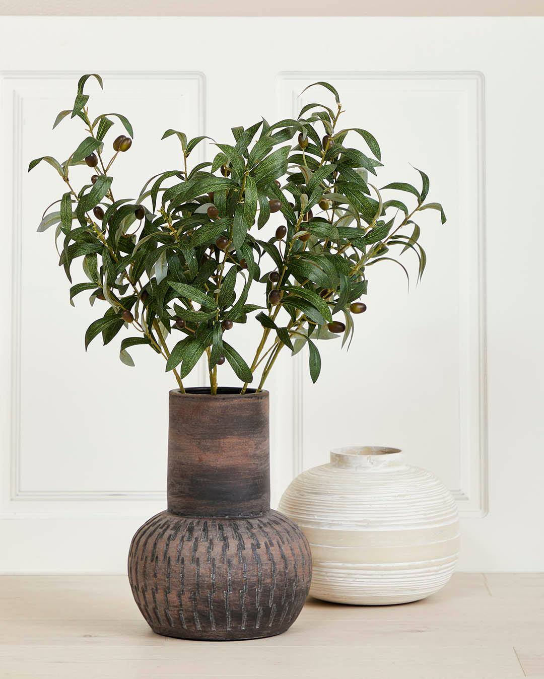 Kan du også mærke sommerstemningen? ☀️🌿
Vores terracotta-krukke sammen med olivengrene giver straks et strejf af Sydeuropa i hjemmet. Perfekt til dig, der elsker et naturligt look uden vedligeholdelse.

🤎 Tidløst design
🌿 Naturtro udtryk
✨ 25% rabat på vaser

Hvilket rum ville du placere den i? 👇

#brondsholm #olivengren #kunstigegrene #kunstigeplanter #homestyling #boligliv #indretning #nordiskindretning #interiorinspo #sydlanskstemning #hyggehjem #boligdrømme #interiørinspiration