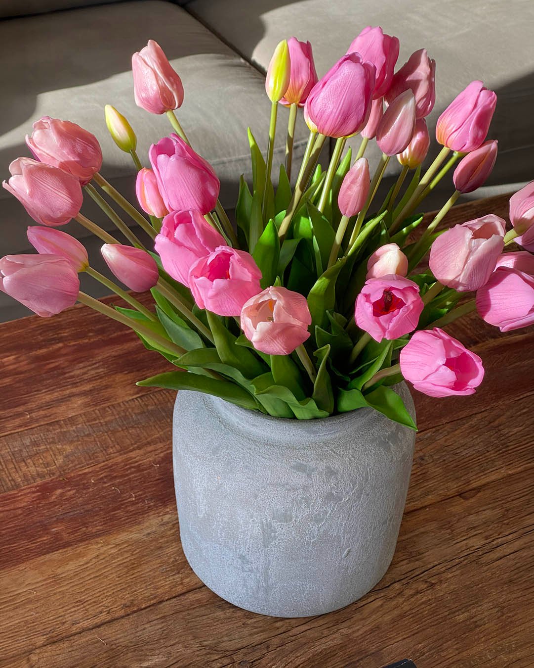 Trænger sofabordet til lidt fornyelse?
Prøv at samle en buket naturtro tulipaner i pink og lyserøde nuancer i en enkel, diskret vase, det giver et friskt pust og bringer stemning til rummet.🌷

#brøndsholm #tulipaner #kunstigetulipaner #naturtrotulipaner #tulipabuket #kunstigeblomster #farverigeblomster #blomsterinspiration