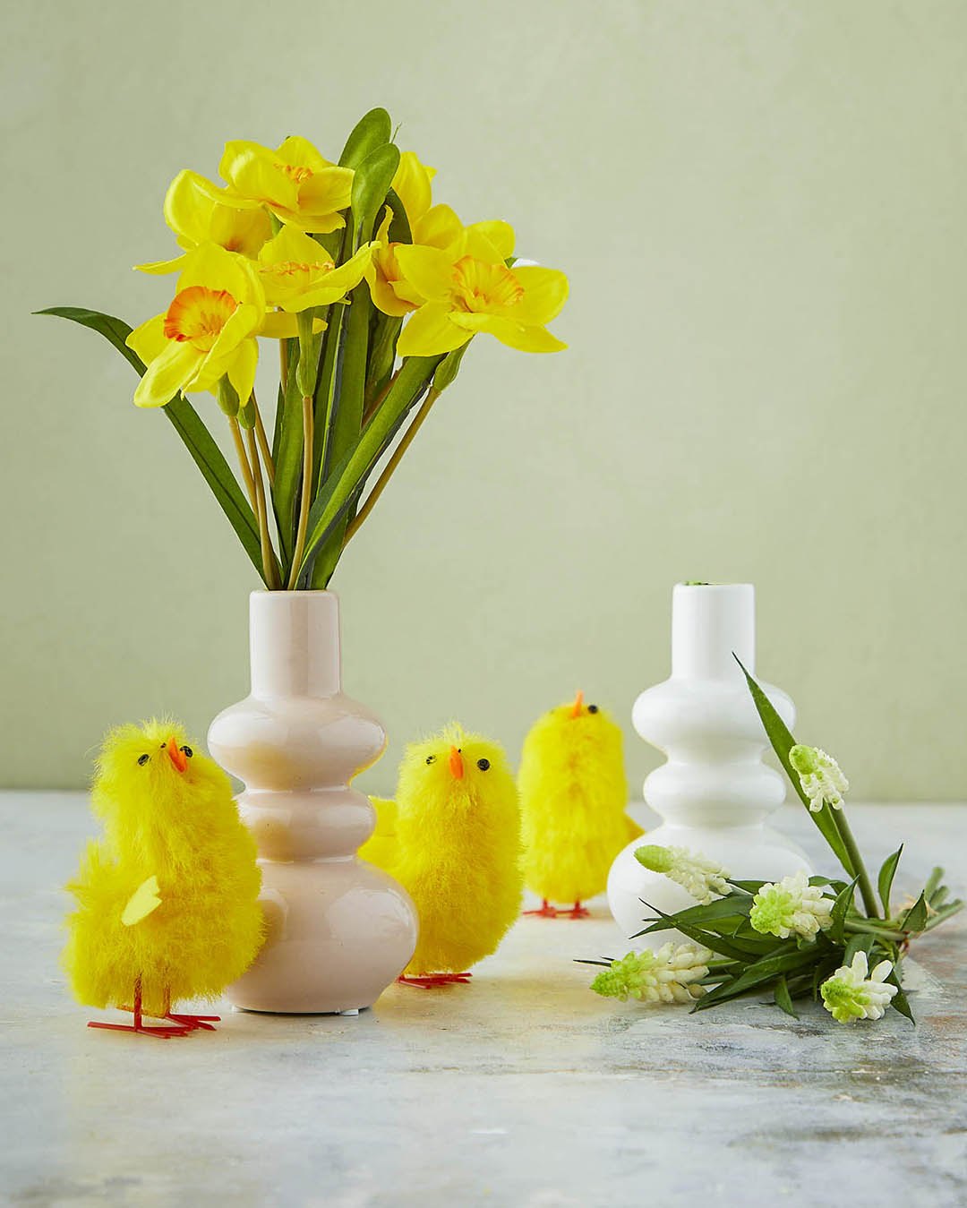 På påskebordet må der gerne være små, fine påskekyllinger, som spreder lidt ekstra forårsstemning. Ønsker du et mere enkelt og roligt udtryk, kan et par små vaser med en buket kunstige påskeliljer og perlehyacinter være en smuk og stemningsfuld løsning.🐥

#brøndsholm #påskepynt #påskekylling #påskeliljer #påskeinspiration #perlehyacinter #påskestemning #påskehygge #vaser
