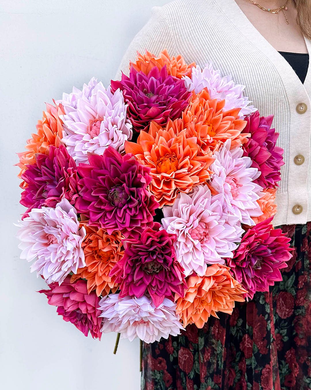 🌸Forelsk dig i de smukke dahliaer🌸
Store, fyldige blomsterhoveder og et naturtro udtryk gør disse dahliaer til et smukt blikfang i enhver indretning. Mix dine yndlingsfarver og skab en personlig buket, minimalistisk eller overdådig, valget er dit.

#brøndsholm #kunstigeblomster #dahlia #boligindretning #vaseinspiration #brøndsholm #evigeblomster #hjemmedstil #kunstigdahlia #georginer #naturtroblomster
