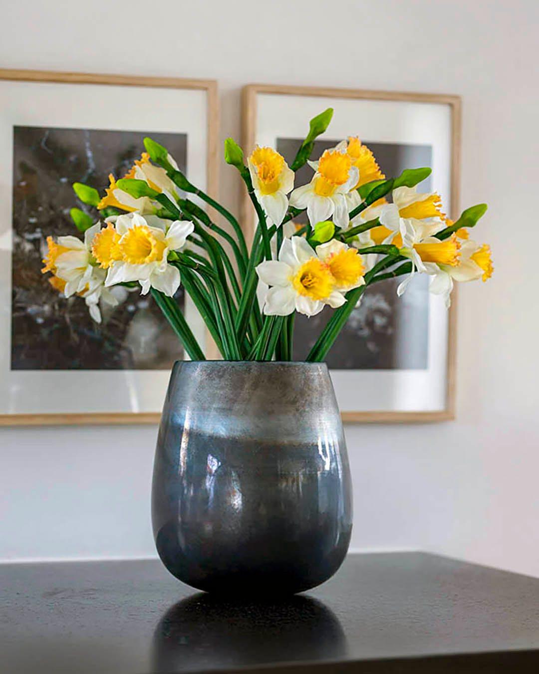 Flotte, naturtro påskeliljer i hvid og gul, der bringer hyggelig påskestemning. Sæt dem i en vase, og du har en smuk påskebuket, der holder hele påsken, og som glæder  år efter år.😊

#brøndsholm #påskelilje #kunstigpåskelilje #kunstigeblomster #påske #påskeblomster #påskehygge #påskestemning #påskepynt