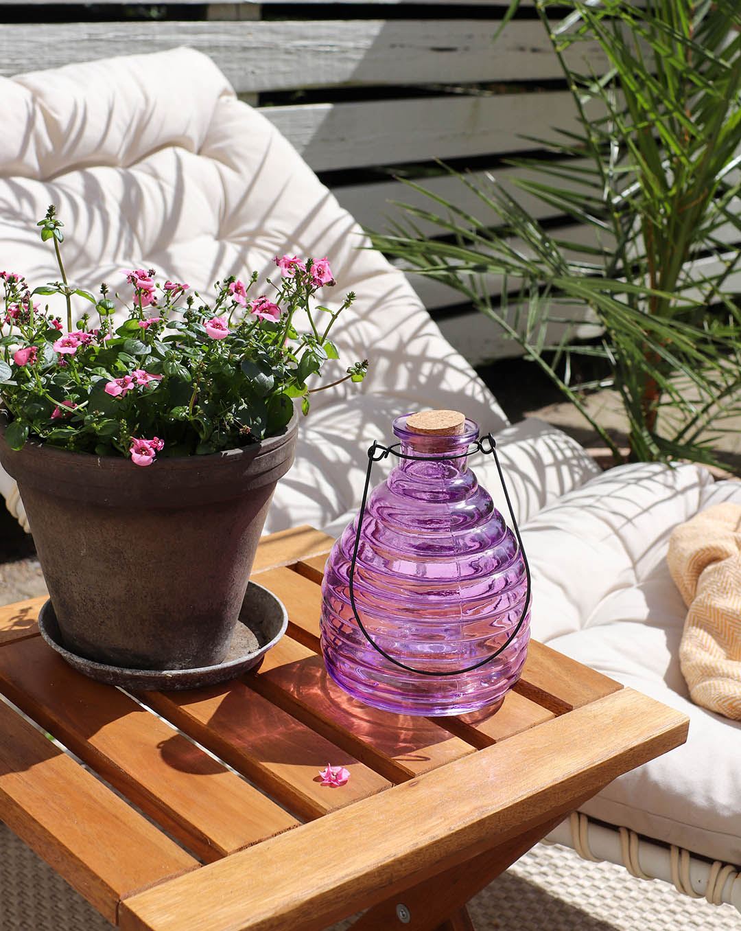 Kage til familien. Ikke til hvepsene.🐝 
Giv de summende ubudne gæster deres eget sted at hænge ud med en hvepsefanger,  så kan du nyde sommeren lidt mere i fred. ☀️
👉 Fang hvepsenes opmærksomhed, og behold roen ved bordet. Fås i 6 farver.

#brøndsholm #hvepsefanger #sommerhygge #brøndsholm #haveglæde #friforhvepse #sommerihaven