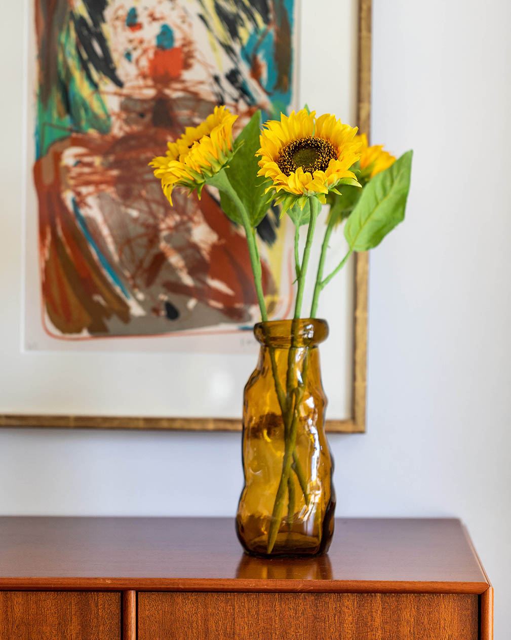 Et par solsikker i en vase kan være nok til at give rummet et lyst og hyggeligt udtryk. Kunstige solsikker holder sig flotte længe, og kræver ingen pasning.🌻

#brøndsholm #kunstigeblomster #solsikker #indretning #hygge #boliginspiration #sommerblomster #kunstigsolsikke #guleblomster